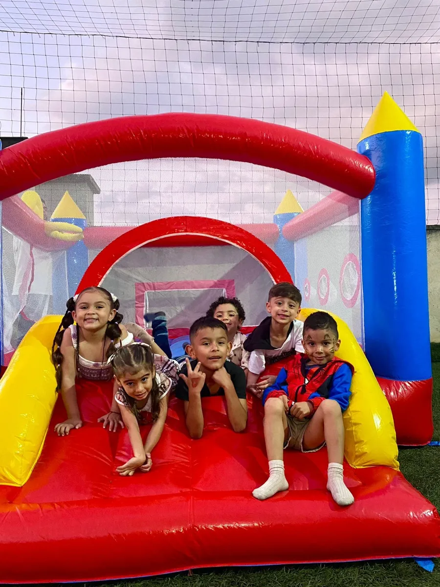Niños felices jugando en un inflable