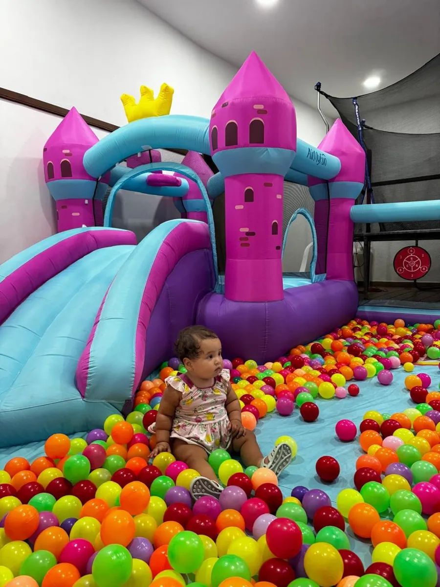 Niña en el tobogán de un inflable castillo