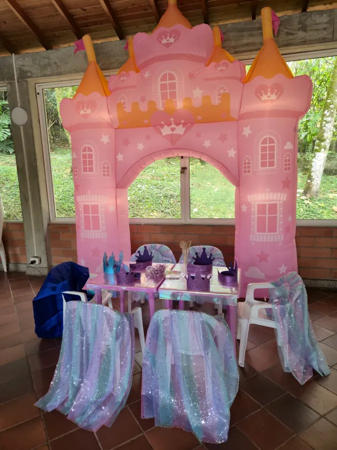 Arco castillo rosado con mesitas decoradas