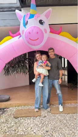 Una familia feliz bajo el arco de unicornio de Inflables de Amalia