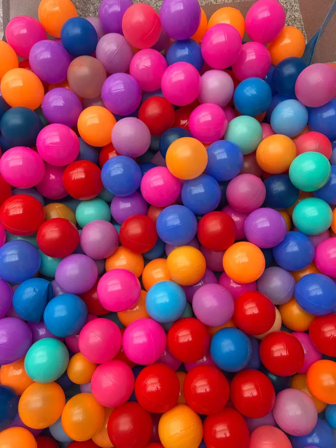 Muchas peloticas de colores